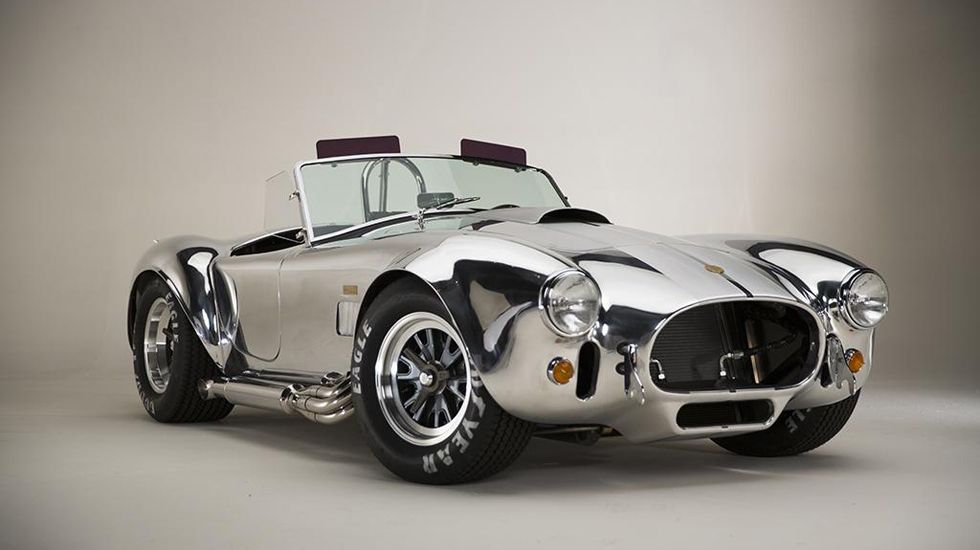 Η παραγωγή της Shelby 50th Anniversary 427 Cobra θα περιοριστεί στις 50 μόλις μονάδες, με την τιμή να ξεκινάει από τις 119.995 δολάρια και να μην περιλαμβάνει το κόστος του κινητήρα και του κιβωτίου.