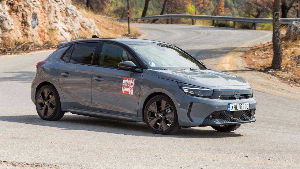 Το ηλεκτρικό Corsa είναι διαθέσιμο σε δύο εκδόσεις με βάση την μπαταρία και την απόδοσή του (136 ή 156 ίππους και μπαταρία με ωφέλιμη χωρητικότητα 46 ή 51 kWh αντίστοιχα). 