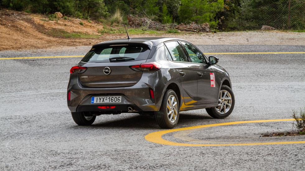 Το Opel Corsa έχει ουδέτερη και προβλέψιμη συμπεριφορά, με το ελαφρύ τιμόνι και το ανάλαφρο πάτημα να βοηθούν στην ευκολία ευελιξία του.
