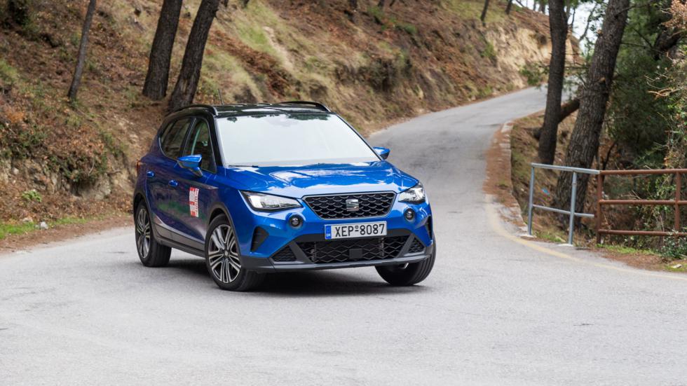 Η πλατιά μπροστινή μάσκα του facelift SEAT Arona προσδίδει μοντέρνο και νεανικό ύφος.