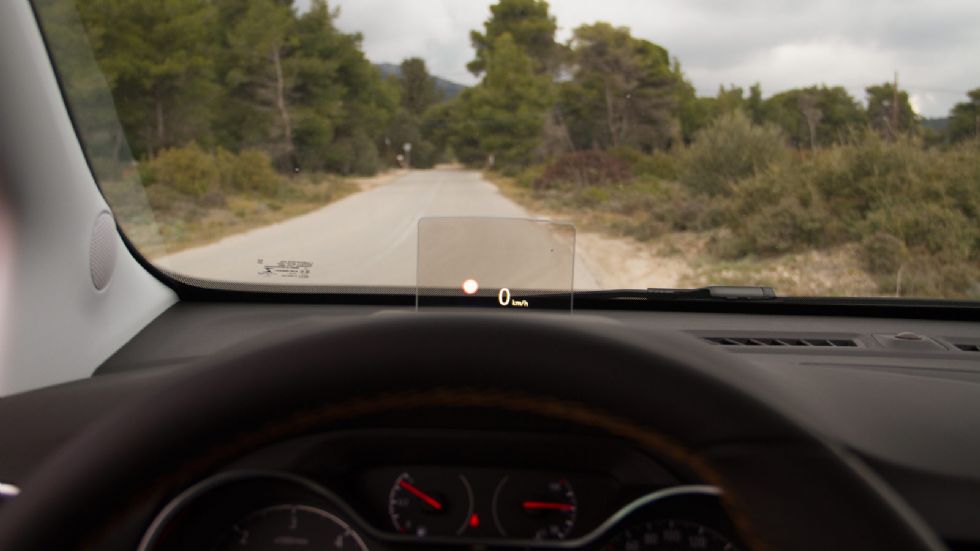 Το head up display βοηθά στο δρόμο και βελτιώνει την οδηγική εμπειρία.