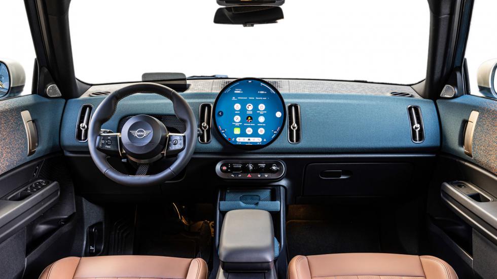 Εν τη απουσία πίνακα οργάνων (το head-up display είναι προαιρετικό) όλες οι πληροφορίες στο Countryman C απεικονίζονται στην στρογγυλή OLED οθόνη διαμέτρου 240 χλστ., κάτω από την οποία βρίσκεται μία 