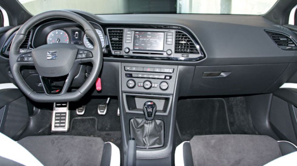 Το γνωστό ποιοτικό, καλοφινιρισμένο και πρακτικό εσωτερικό του SEAT Leon έχει εμπλουτιστεί με τις απαραίτητες διακριτικές σπορτίφ πινελιές για την έκδοση Cupra.