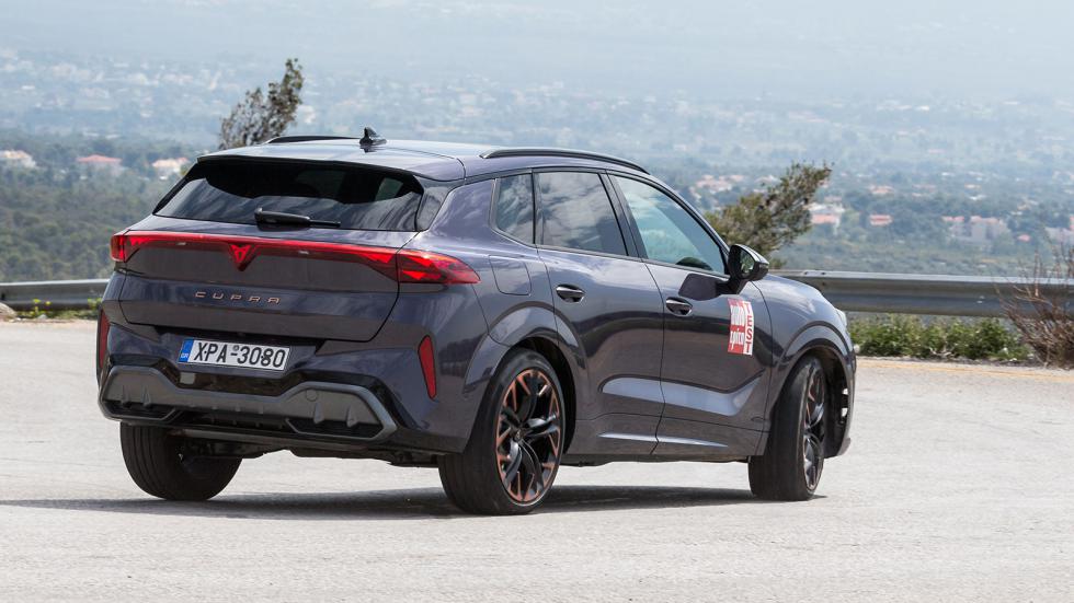 Ο σπορ χαρακτήρας του CUPRA Terramar eHybrid VZ είναι έντονος τόσο σε αισθητικό, όσο και οδηγικό επίπεδο.