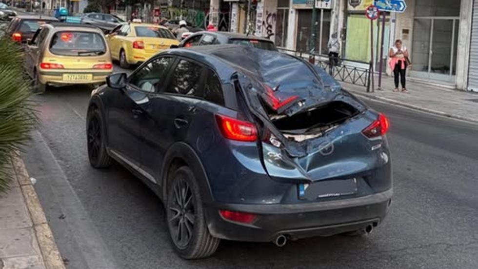 Στραπατσαρισμένο Mazda CX-3 κυκλοφορεί στους δρόμους της Αθήνας