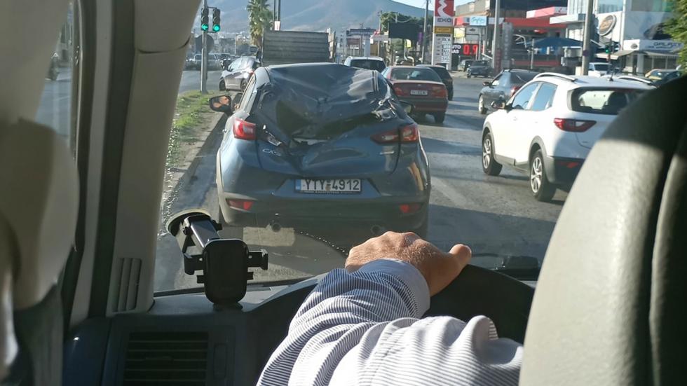 Στραπατσαρισμένο Mazda CX-3 κυκλοφορεί στους δρόμους της Αθήνας