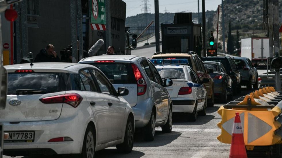 Ουρές χιλιομέτρων στα διόδια της Αττικής 