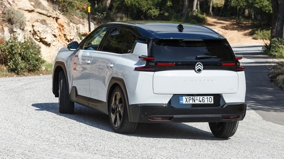 «Πατώντας» με σιγουρά σε πολύ φαρδιά μετατρόχια και με τον σωστό έλεγχο των κινήσεων του αμαξώματος, ελέω των Progressive Hydraulic Cushions, το σύνολο διαχειρίζεται πολύ καλά τον όγκο και το βάρος το