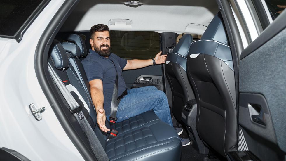 Αύξηση των διαστάσεων και του μεταξονίου έφερε ακόμα μεγαλύτερους χώρους για το Citroen C5 Aircross, που φιλοξενεί με άνεση ακόμα και 5 μεγαλόσωμους επιβάτες.