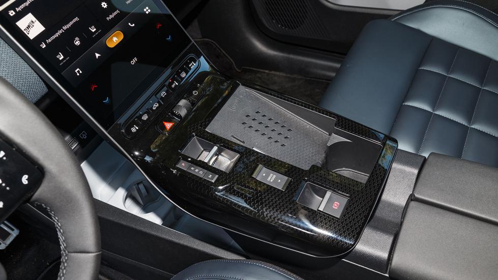 Την παράσταση πάντως κλέβει η Waterfall, η μεγαλύτερη κεντρική οθόνη αφής HD που έχει προσφέρει ποτέ η Citroen.