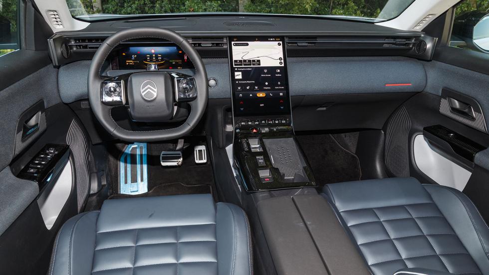 Πολύ κομψό, αλλά κυρίως στιβαρό και καλοφτιαγμένο είναι το μοντέρνο εσωτερικό του νέου C5 Aircross, που έχει σχεδιαστεί με τις αρχές της αρχιτεκτονικής C-Zen Lounge της μάρκας.