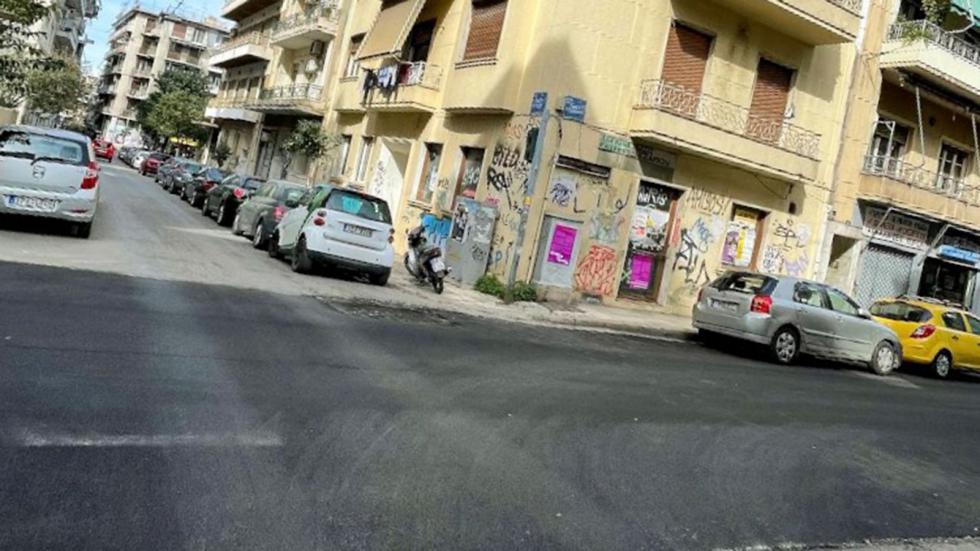 Δ. Αθηναίων: Μαζεύει τα εγκαταλειμμένα οχήματα και στρώνει άσφαλτο  