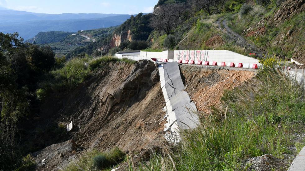 Θεσσαλία: Δρόμος κατέρρευσε λίγο πριν παραδοθεί στο κοινό