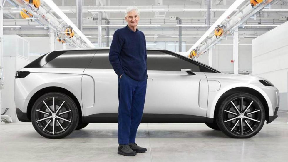 Ο James Dyson μαζί με τον ηλεκτρικό αυτοκίνητο.