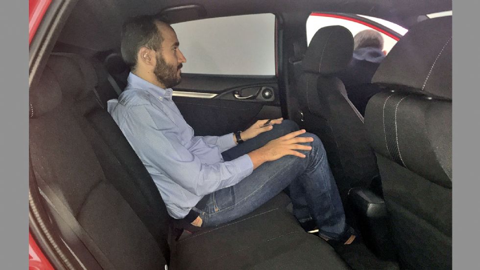 Ανετοι οι χώροι στο πίσω κάθισμα, με ακόμη και υψηλόσωμους επιβάτες να έχουν αρκετό χώρο για τα γόνατα και τα κεφάλια τους.