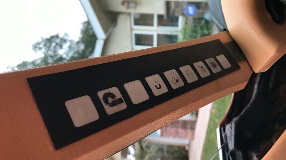 Ιδιαίτερο χαρακτηριστικό αποτελεί ο πίνακας πληκτρολόγησης που βρίσκεται στην κολώνα του οδηγού.