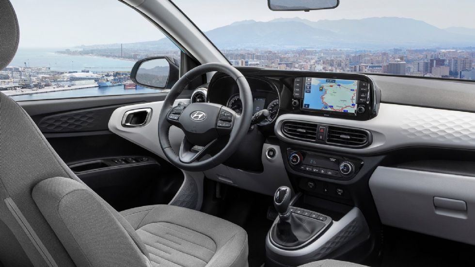 To κομψό νέο ταμπλό, το υψηλό φινίρισμα και η τελευταία λέξη της τεχνολογίας πολυμέσων συνθέτουν μία μοντέρνα και κυρίως πρακτική εικόνα στο εσωτερικό του νέου Hyundai i10.