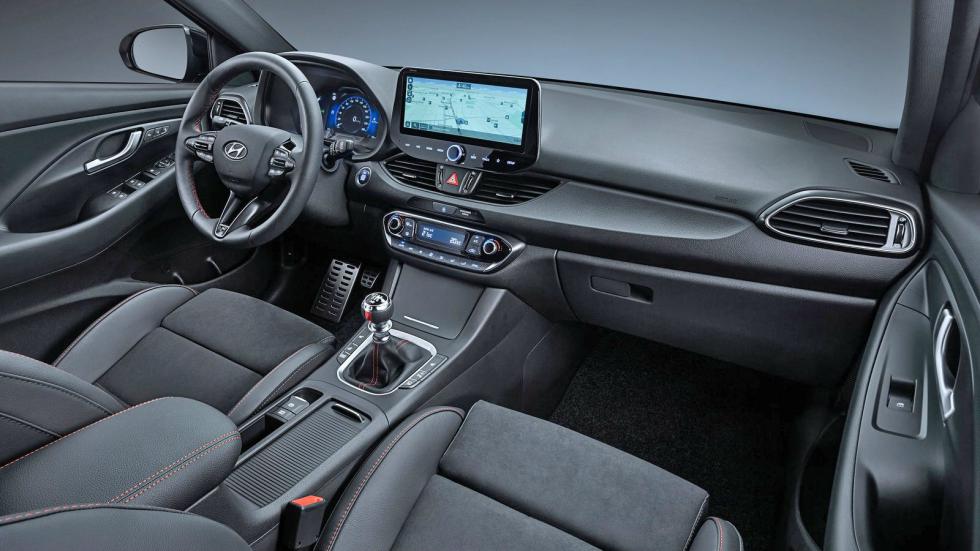 Νέοι εκλεπτυσμένοι αεραγωγοί, πιο μοντέρνα χρώματα, ποιοτικότερες επενδύσεις καθισμάτων και πολυτελέστερο φινίρισμα χαρακτηρίζουν το ευρύχωρο και πρακτικό εσωτερικό του νέου Hyundai i30. Σε εκδόσεις P