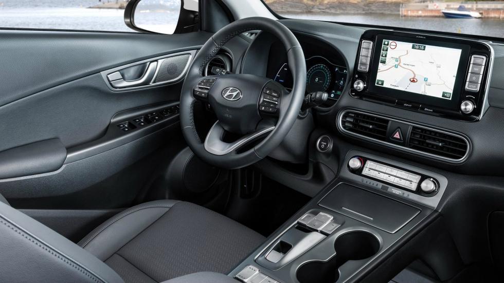 Μοντέρνος σχεδιασμός, high-tech διακοσμος και υψηλή ποιότητα στην καμπίνα του Hyundai Kona Electric, που διαθέτει πλήρη εξοπλισμό άνεσης και ασφάλειας από την βασική έκδοση Premium (Distinctive και Li