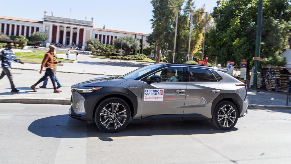 Το Toyota bZ4X κρύβει τον όγκο του και αποδεικνύεται ιδιαίτερα ευχάριστο και εύκολο στην οδήγηση στην πόλη.