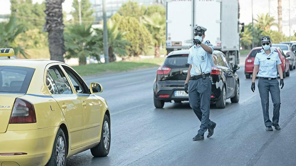 Οι έλεγχοι των δυνάμεων της τροχαίας για τη χρήση μάσκας έχουν ενταθεί.