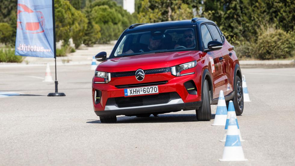 Mε αρωγό τα ελαστικά 205/50, που φορούσαν οι τροχοί των 17 ιντσών, η πρόσφυση ήταν αρκετή παρά την τάση του αμαξώματος να «ακουμπάει» στη μαλακή ανάρτηση σε κάθε αλλαγή πορείας.