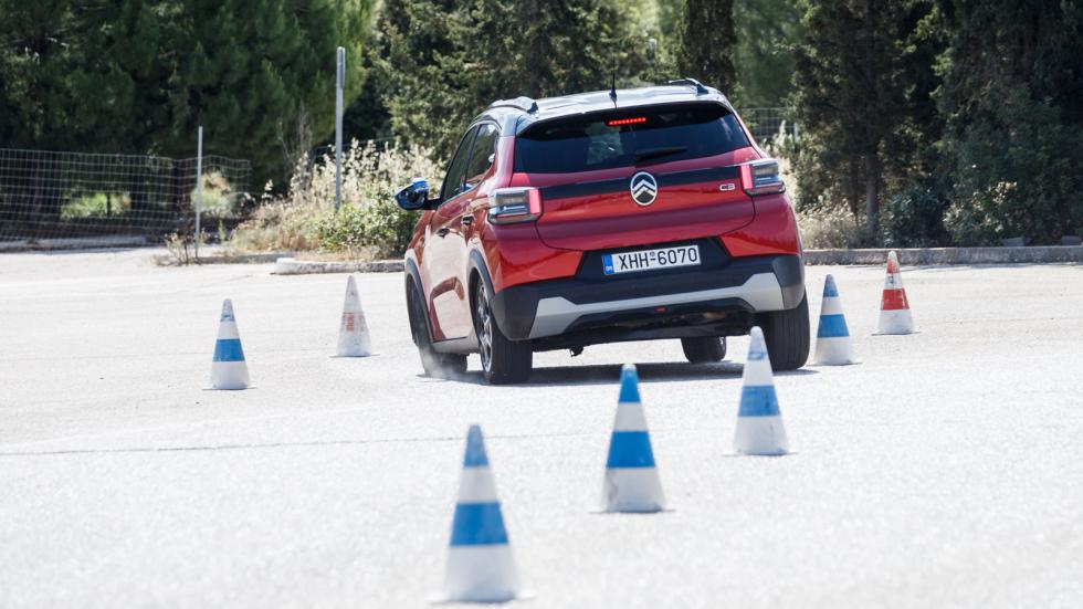 μεγάλη διαδρομή της ανάρτηση και ο boxy σχεδιασμένος του νέου Citroen C3 ευνοούν την κλίση, αλλά τα Progressive Hydraulic Cushions βοηθούν στον έλεγχο των κινήσεων