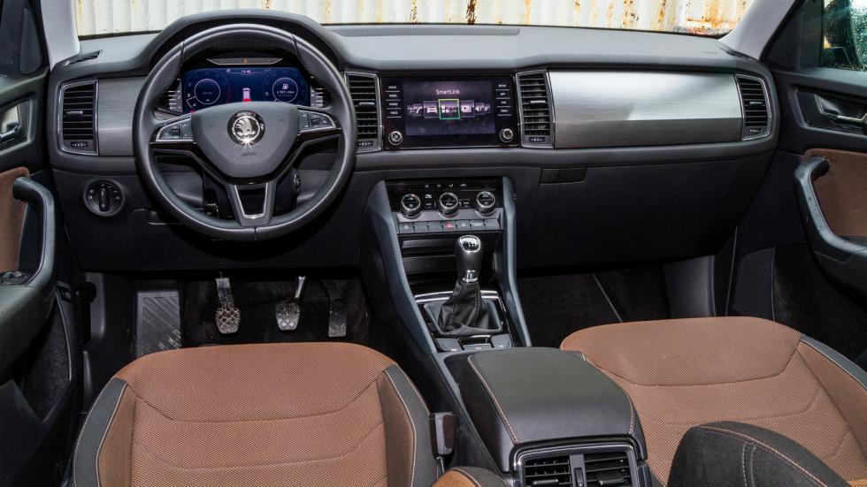 Το Kodiaq είναι και αυτό ευχάριστο σε διάκοσμο και ποιοτικό στο εσωτερικό του, το μεγάλο του πλεονέκτημα όμως είναι στους τομείς των χώρων και της πρακτικότητας που είναι ασυναγώνιστο.