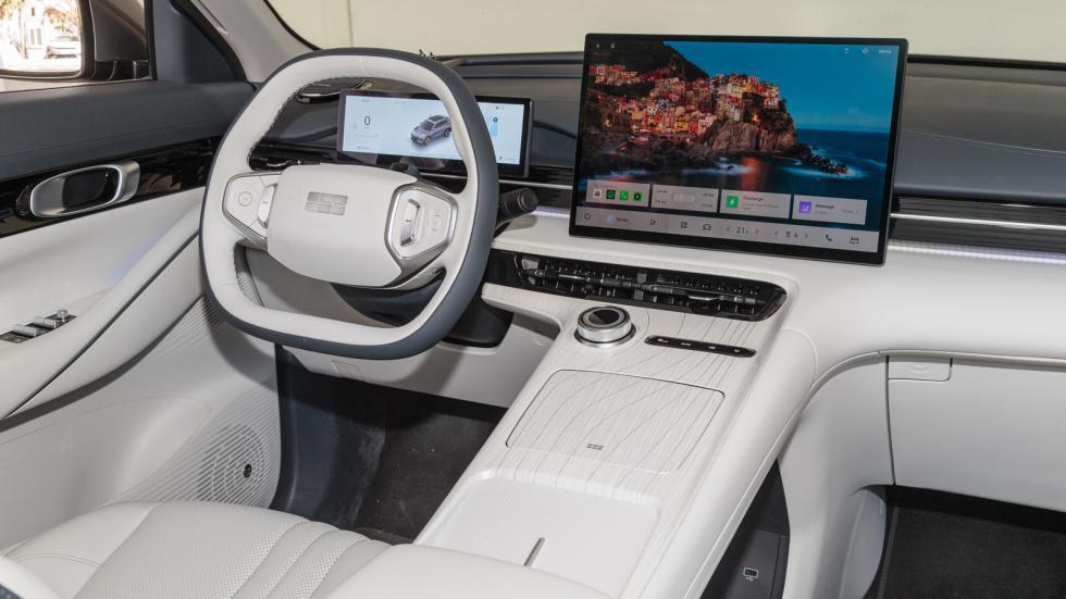 Η 2η έκδοση Tech στο Geely EX5 περιλαμβάνει ατμοσφαιρικό φωτισμό με 256 χρώματα που είναι εντυπωσιακός, αν και μετά από αρκετή ώρα οδήγησης ενδεχομένως να σε κουράσει.