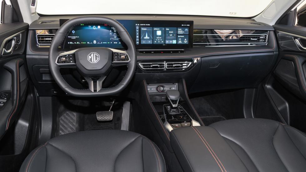 Ακολουθώντας την τάση της εποχής το MG HS PHEV+ έχει λιγοστούς φυσικούς διακόπτες (πέρα από το τιμόνι) ακριβώς κάτω από την κεντρική οθόνη για άμεση πρόσβαση σε... καίρια μενού, όπως ο χειρισμός του κ