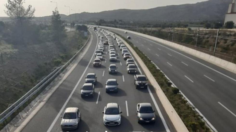 Κομφούζιο στην Εθνική Οδό: Ουρές χιλιομέτρων λόγω τροχαίου στην Κινέτα