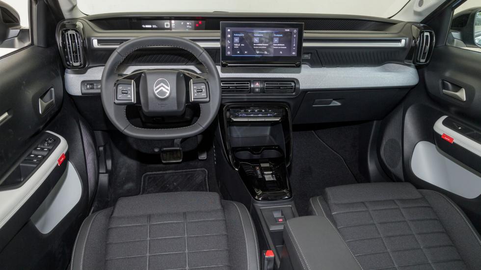 Από την 2η εξοπλιστική έκδοση PLUS του Citroen e-C3 μπαίνει στην εξίσωση η οθόνη infotainment των 10,25 ιντσών που δίνει μία πιο ευχάριστη νότα στο εργονομικό εσωτερικό του γαλλικού crossover.