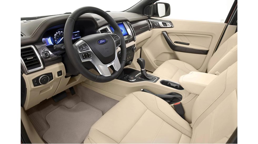 Το 7θέσιο εσωτερικό του νέου SUV της Ford διαθέτει πάνω από 30 θήκες μικροαντικειμένων, συνολικού όγκου 48 λίτρων. Αναδιπλώνοντας τις δύο τελευταίες σειρές καθισμάτων, αποκαλύπτεται μια επιφάνεια όγκο
