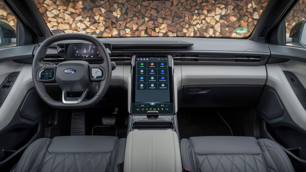 Το Ford Explorer είναι o βασικότερος αντίπαλoς του Toyota C-HR+ με πολλά κοινά στοιχεία σε εξοπλισμό και λογική σχεδίασης εσωτερικού, ενώ έχει και μόλις για 2 ίντσες, μεγαλύτερη οθόνη.