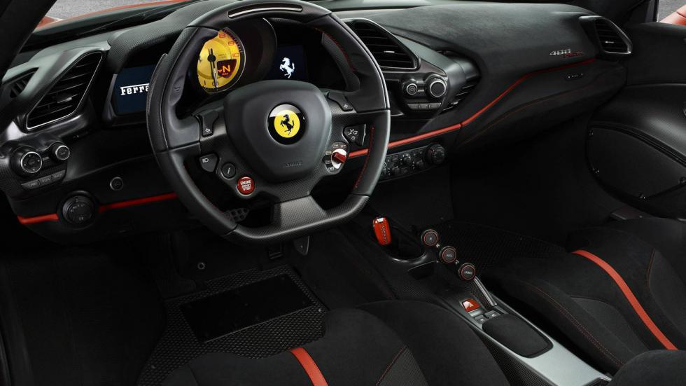 Γνώριμη η εικόνα στο εσωτερικό της Ferrari 488 Pista με το δέρμα alcantara να πρωταγωνιστεί.