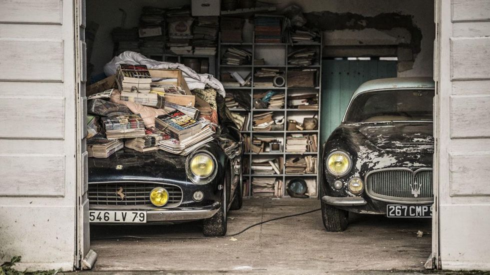 Η εν λόγω Ferrari (αριστερά) ήταν χαμένη για σχεδόν 40 χρόνια και βρέθηκε τον περασμένο Δεκέμβριο σε μία γαλλική φάρμα μαζί με άλλα 59 σπάνιες αντίκες.