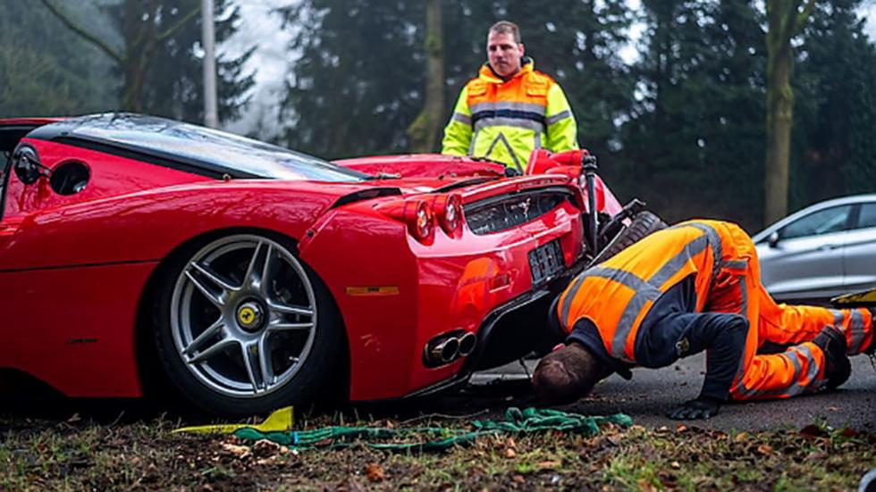 Θρυλική Ferrari Enzo έγινε σμπαράλια στα χέρια μηχανικού