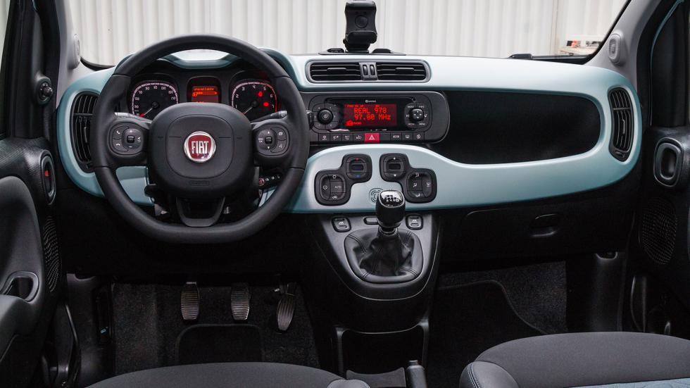Το εσωτερικό του Fiat Panda έχει νεανικό διάκοσμο και πλούσιο εξοπλισμό ενώ προσφέρει καλούς χώρους τόσο για τους επιβάτες όσο και τις αποσκευές (225 λτ.).