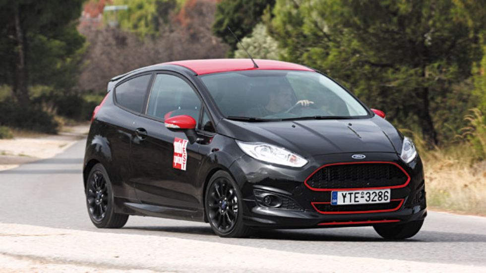 Yπέροχα ζυγισμένο δείχνει το Ford Fiesta Black Edition καθώς πλησιάζεις τα όρια της πρόσφυσής του σε κλειστές στροφές.