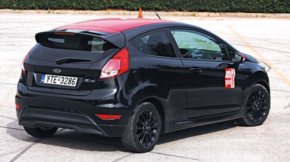 Τραβάει την προσοχή και ξεχωρίζει το Ford Fiesta Black Edition με την κόκκινη οροφή και τους καθρέφτες.