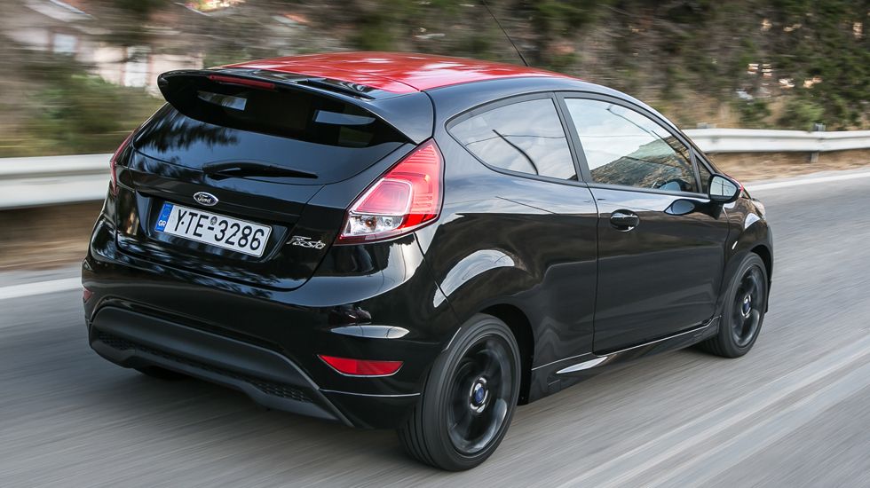 Τα Fiesta Red Edition και Fiesta Black Edition διαθέτουν ανανεωμένη κλιμάκωση σχέσεων στο πεντατάχυτο μηχανικό κιβώτιο και το σπορ σετάρισμα της ανάρτησης.