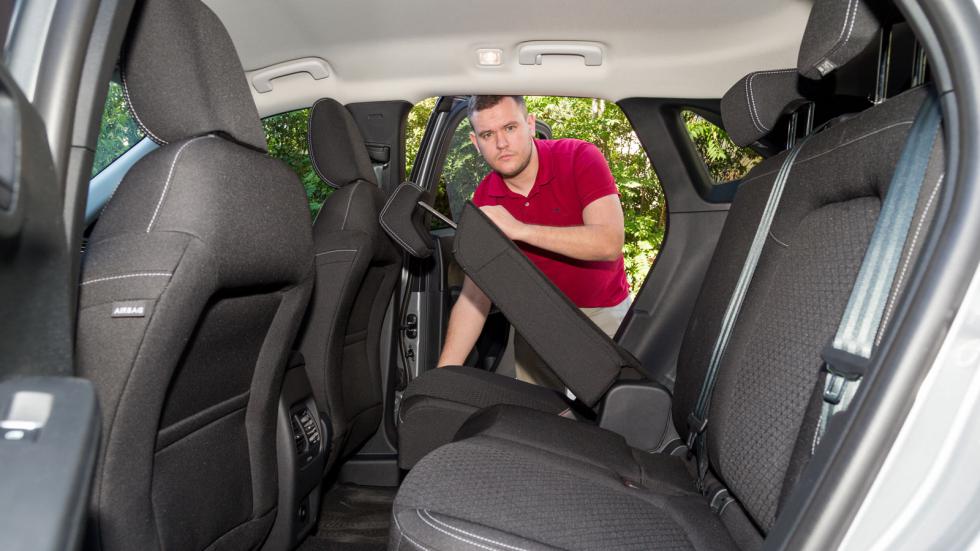 Το στοιχείο που ξεχωρίζει στην καμπίνα του Ford Kuga είναι τα συρόμενα πίσω καθίσματα, που αυξομειώνουν αντιστρόφως ανάλογα το χώρο για τα πόδια των πίσω επιβατών και αυτόν του πορτ-μπαγκάζ. 