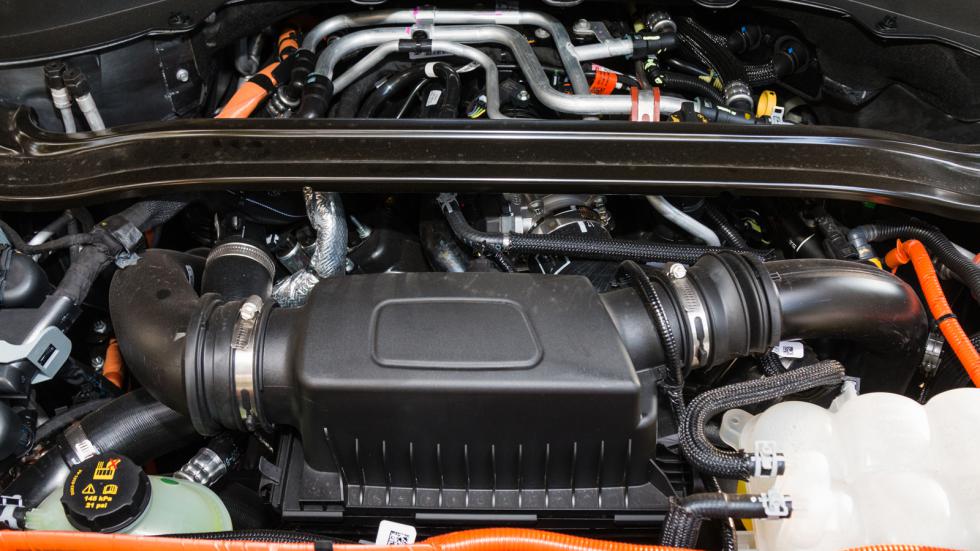 Ο «εξερευνητής» της Ford συνδυάζει ένα high-tech, 3λιτρο turbo V6 EcoBoost κινητήρα 363 ίππων με ένα ηλεκτρικό μοτέρ 102 ίππων και μία μπαταρία 13,6 kWh (10,3 kWh η ωφέλιμη χωρητικότητα). 