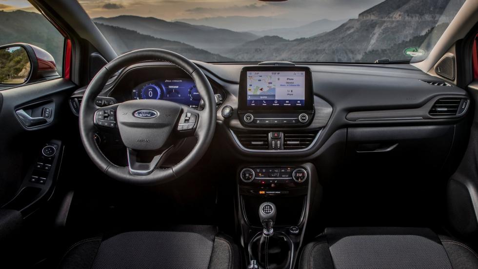Mοντέρνο, καλό ποιοτικά και high-tech είναι το εσωτερικό του Ford Puma με τις επιρροές από τo Fiesta να είναι ορατές παντού. Ο εξοπλισμός της έκδοσης ST-Line είναι πλούσιος και vfm.