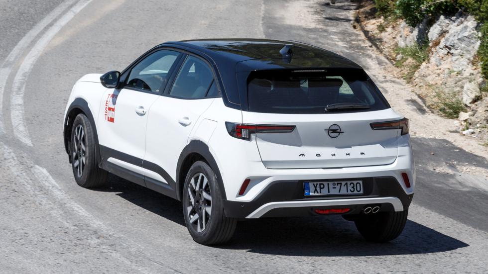 Το μπροστινό μέρος του Opel Mokka είναι ακριβές και η ανάρτηση από την πλευρά της επιτελεί αποτελεσματικά το έργο της τόσο κουμαντάροντας καλά το αμάξωμα, όσο και στρογγυλεύοντας τις κακοτεχνίες της α