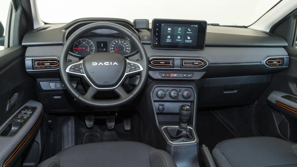 Το εσωτερικό του Dacia Sandero Stepway είναι λιτό σχεδιαστικά, με την παρουσία τ Το εσωτερικό του Dacia Sandero Stepway είναι λιτό σχεδιαστικά, με την παρουσία της 8άρας οθόνης infotainment να φτιάχνει την εικόνα της καμπίνας, από τη μεσαία έκδοση Expression και πάνω.