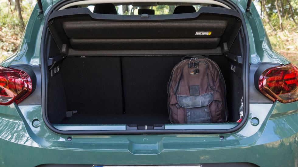 Με 410 λίτρα χώρου αποσκευών το Dacia Sandero Stepway έχει ένα από τα μεγαλύτερα Με 410 λίτρα χώρου αποσκευών το Dacia Sandero Stepway έχει ένα από τα μεγαλύτερα πορτ-μπαγκάζ στην κατηγορία των μικρών SUV.