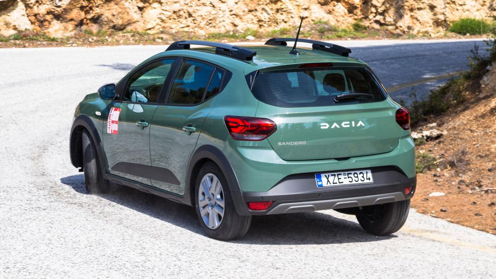 Η αίσθηση του τιμονιού στο Dacia Sandero Stepway υπενθυμίζει στον οδηγό πως η οδηγική ευχαρίστηση δεν είναι προτεραιότητα, όσο η ευκολία χρήσης και η αποτελεσματικότητα.