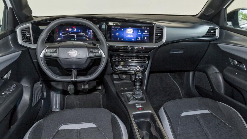 Η καλύτερη ποιότητα κατασκευής και ο όμορφος ψηφιακός διάκοσμος τοποθετούν σε πολύ καλύτερη αφετηρία εντυπώσεων την καμπίνα του Opel Mokka.