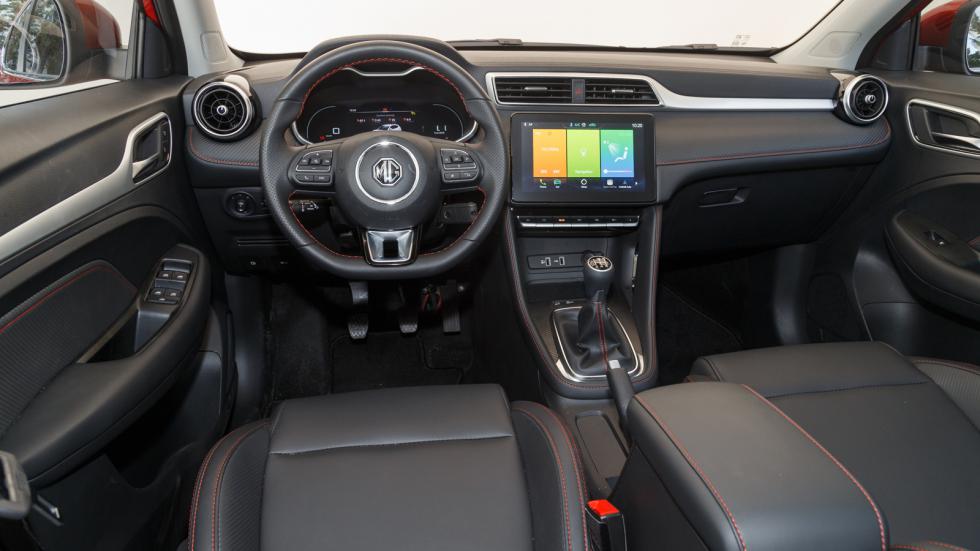 Η ούτως ή άλλως ποιοτική καμπίνα του MG ZS αναβαθμίζεται ψηφιακά Virtual Cockpit Display πίνακα οργάνων από τη 2η εξοπλιστική έκδοση Luxury (20.550 ευρώ).